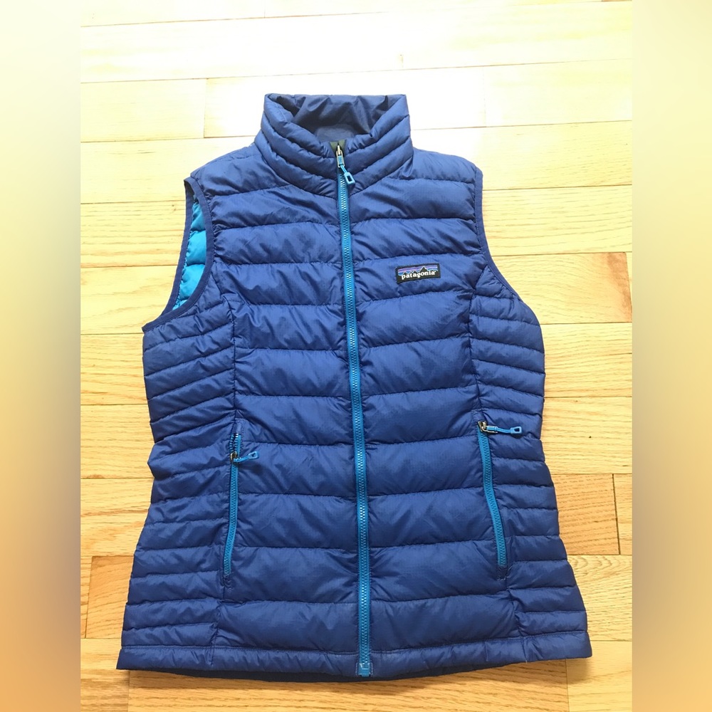Patagonia dark blue down puffy vest size small